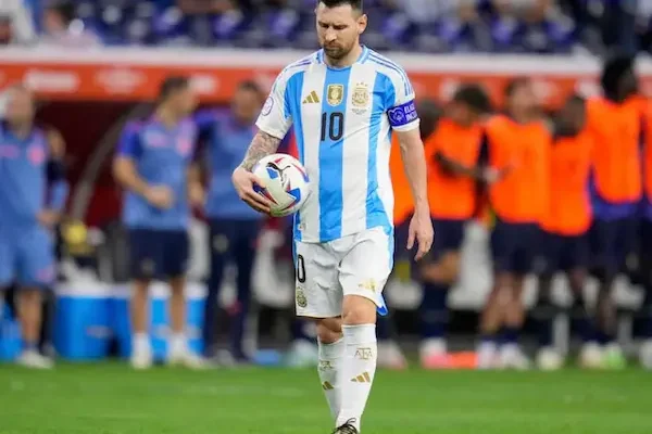 Lionel Messi đá hỏng penalty, Argentina vẫn giành chiến thắng